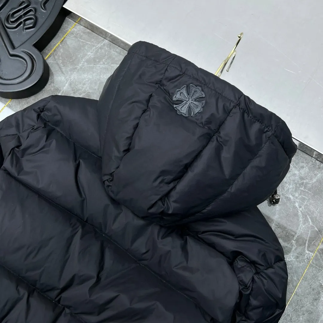 P716 Chrome Hearts ❄️Winter Down Jacket Series❄️ Chrome Hearts Sanskrit Embroidery Series Hooded Down Jacket is on sale at the counter at the same time❤The hood is removable❤️Reversible. The best Guangzhou Inspection National Standard 90 down jacket on the market! ! The world’s highest fluffiness of 900D! ! High standard and sufficient down filling! ! Windproof and waterproof special custom-made fabric on the outside High-grade matte liner lining on the inside to prevent linting Original hardware molding Tajima machine leather embroidery process Can be worn casually or formally